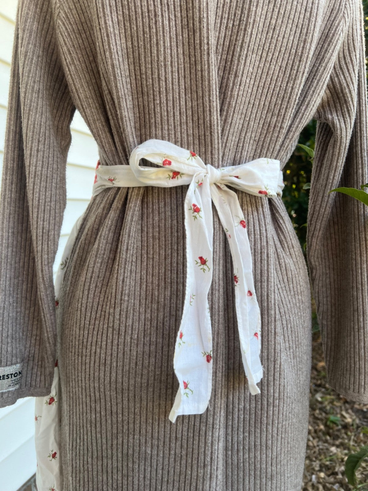Vintage Red Rose and Scallop Trim Tie Back Apron, SO pretty!