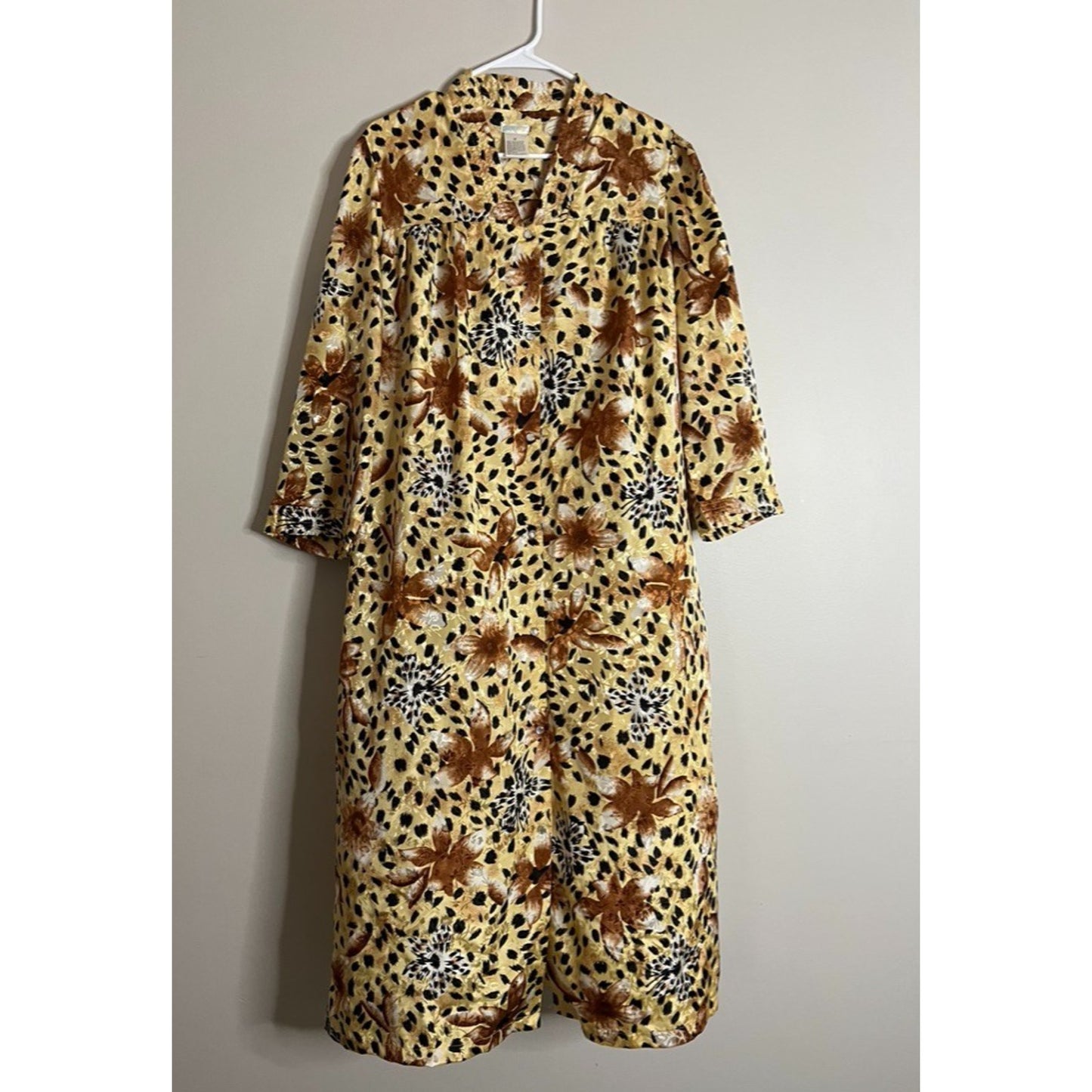 Simply Basic Leopard Print Snap Front Housecoat House Dress Robe Sz Medium Roper