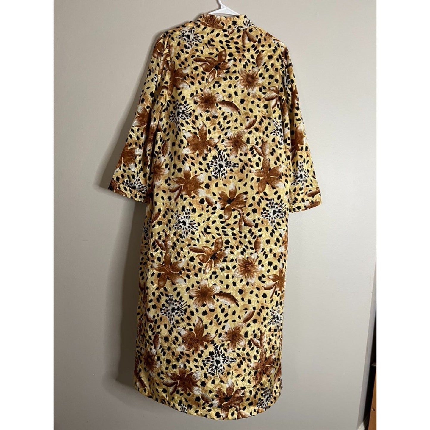 Simply Basic Leopard Print Snap Front Housecoat House Dress Robe Sz Medium Roper
