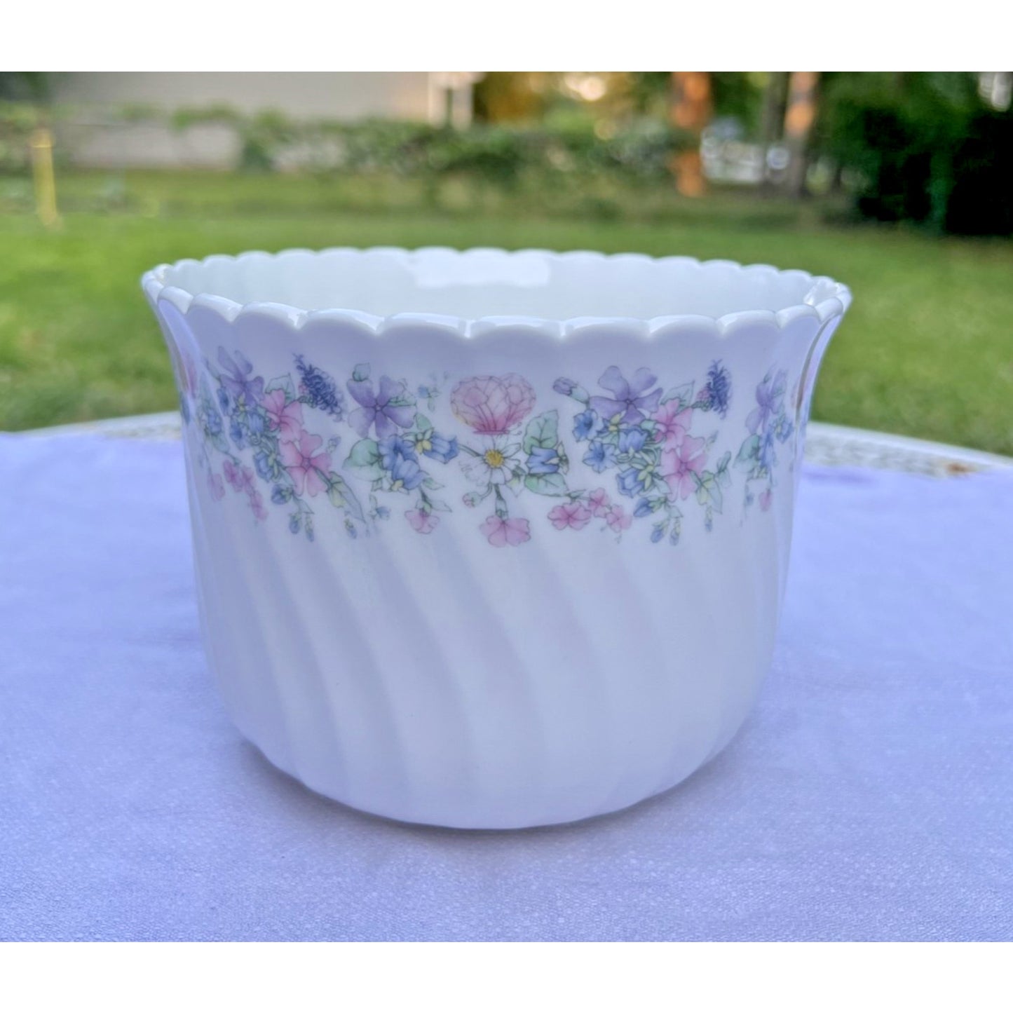 VTG Wedgwood Bone China Angela Scalloped Rim Swirl Embossed Plant Pot Planter