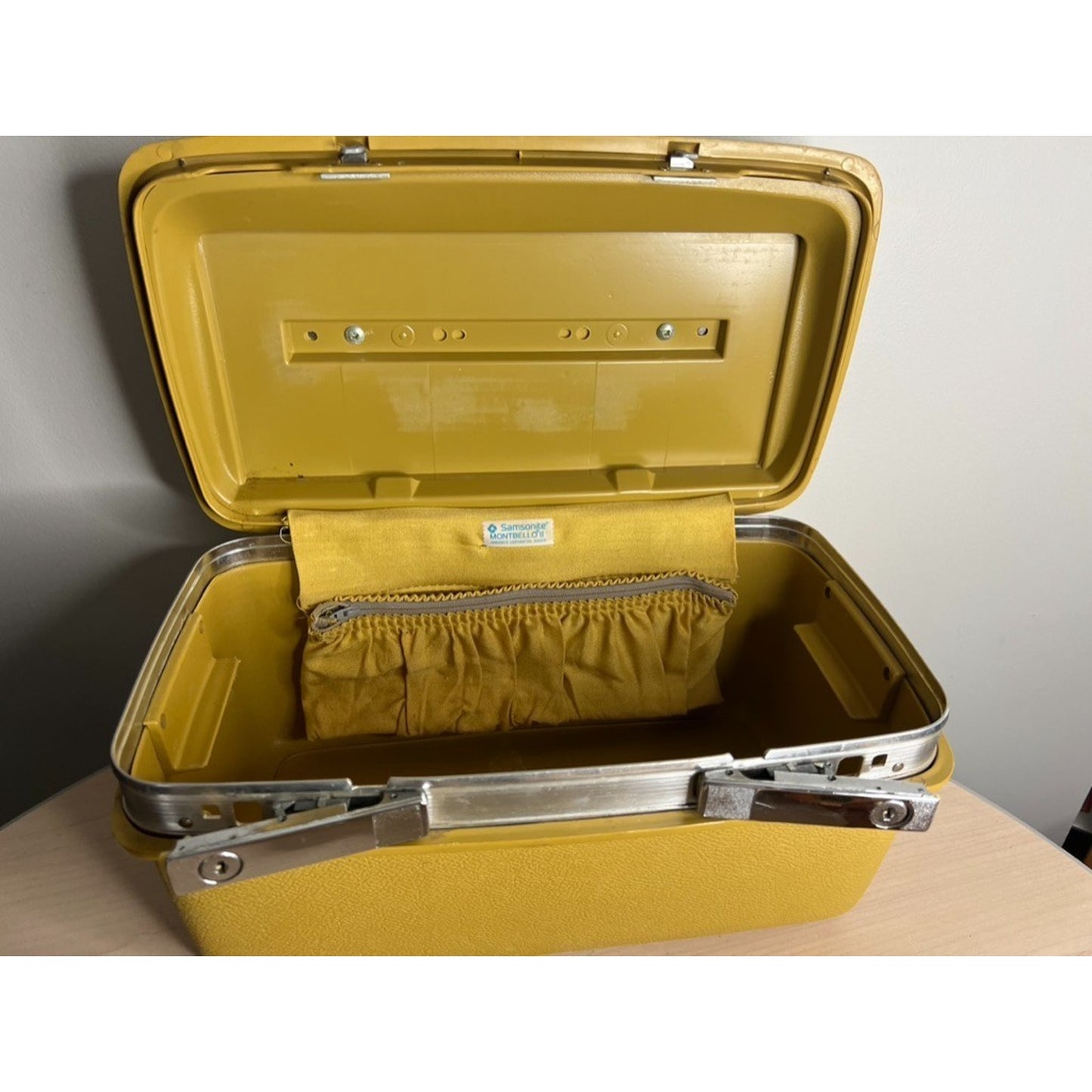 VTG Samsonite Yellow Make Up Train Case Luggage Suitcase No Key