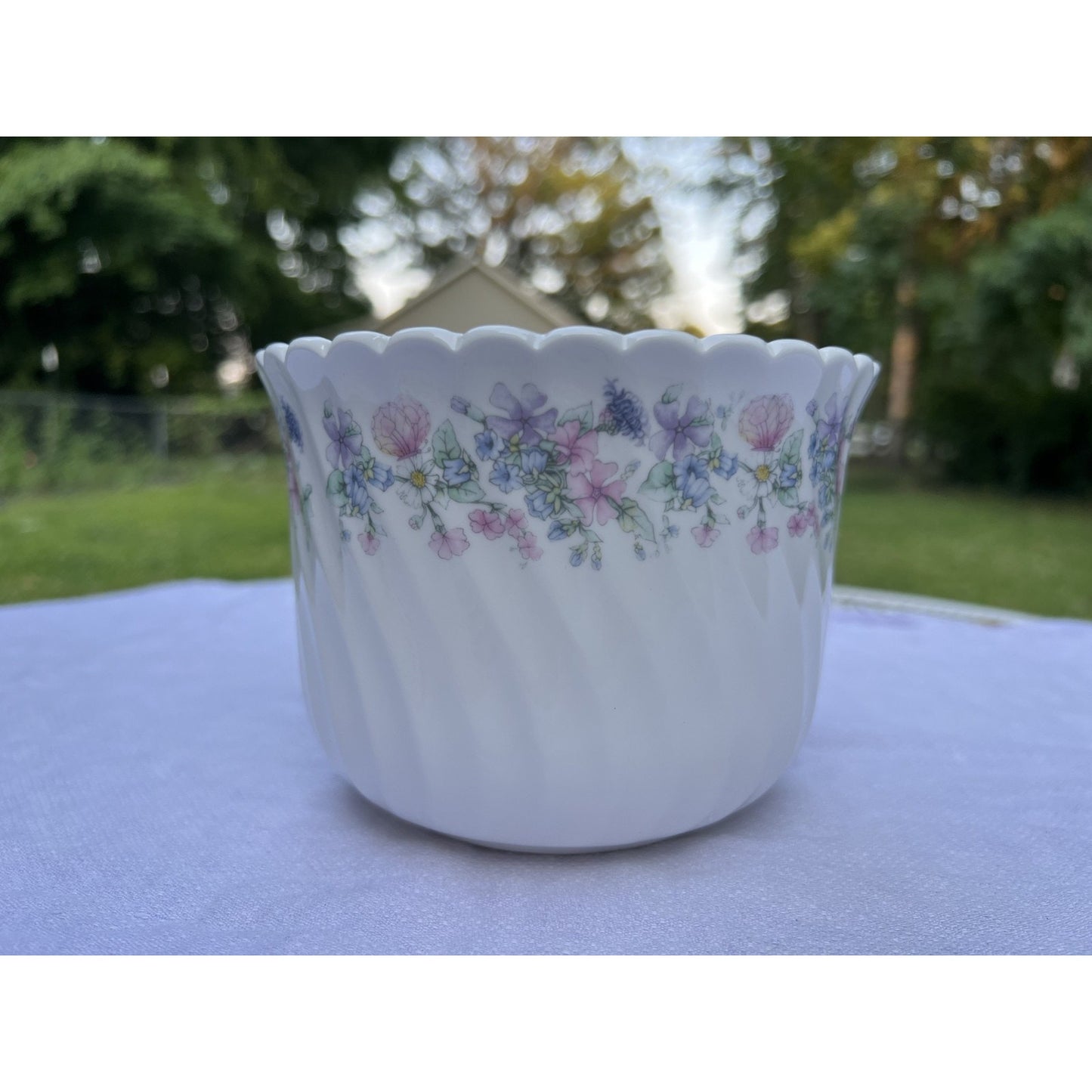 VTG Wedgwood Bone China Angela Scalloped Rim Swirl Embossed Plant Pot Planter