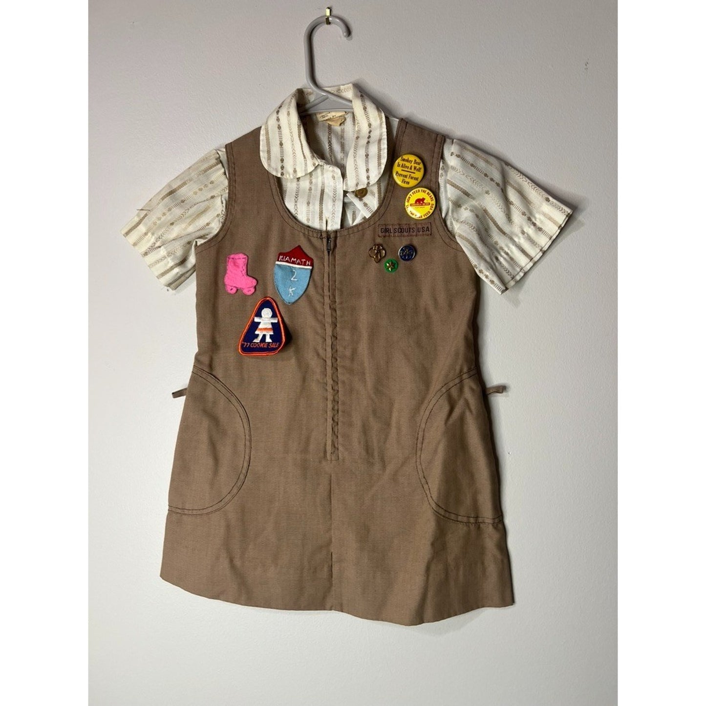 1977 Brownie Girl Scout Uniform Jumper Rare Unused Patches And Pins Size 7