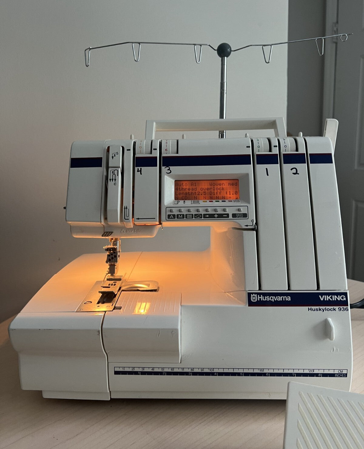 Husqvarna Viking Huskylock 936 Professional 5 Thread Serger