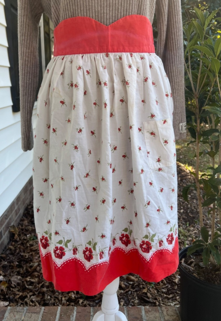 Vintage Red Rose and Scallop Trim Tie Back Apron, SO pretty!
