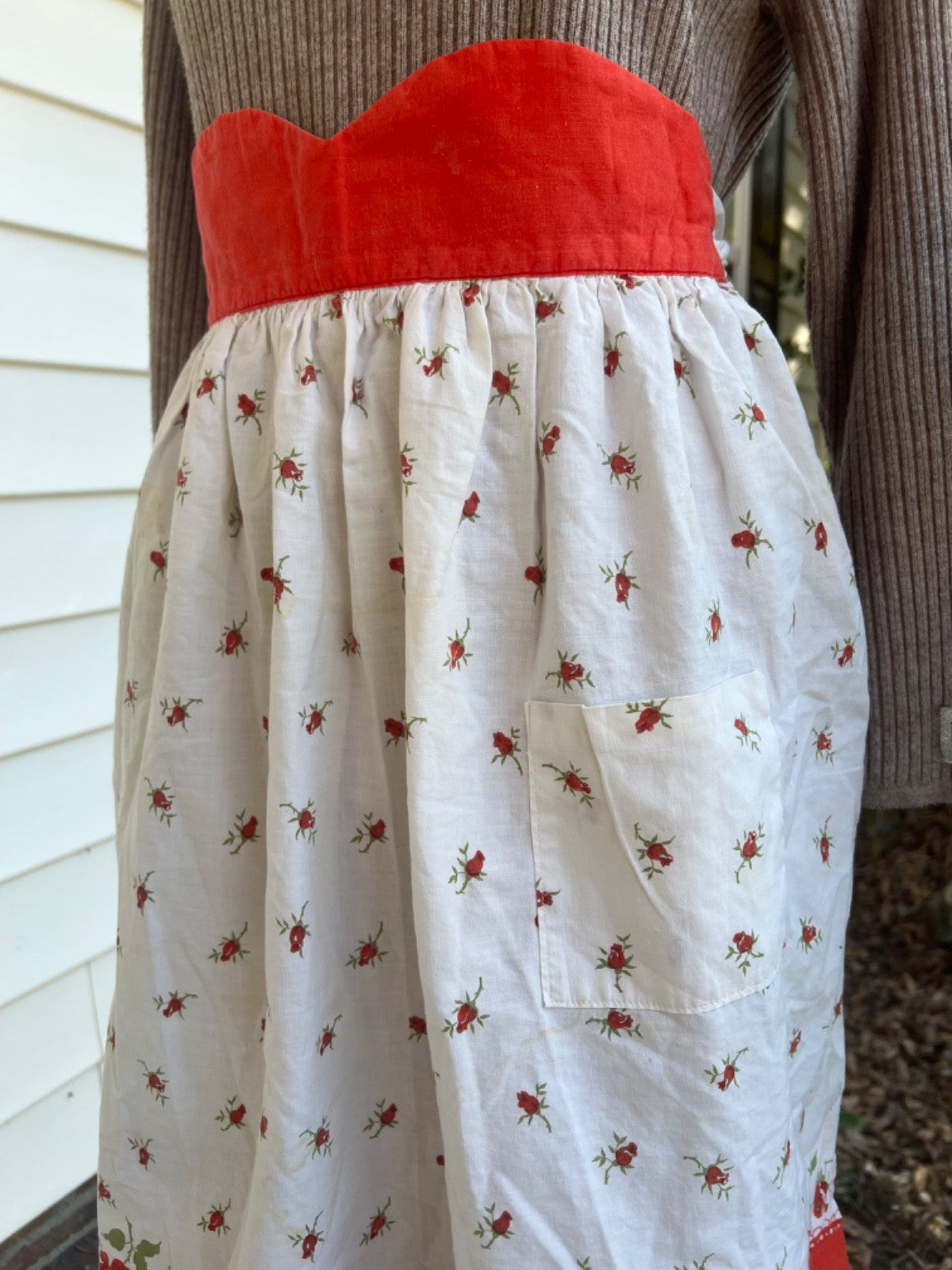 Vintage Red Rose and Scallop Trim Tie Back Apron, SO pretty!
