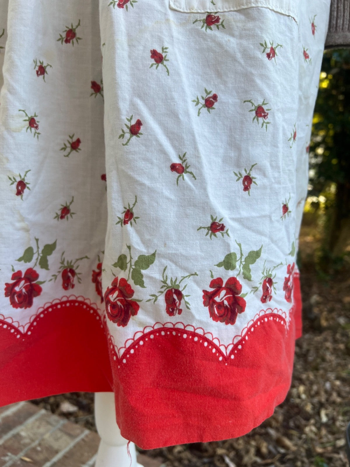 Vintage Red Rose and Scallop Trim Tie Back Apron, SO pretty!