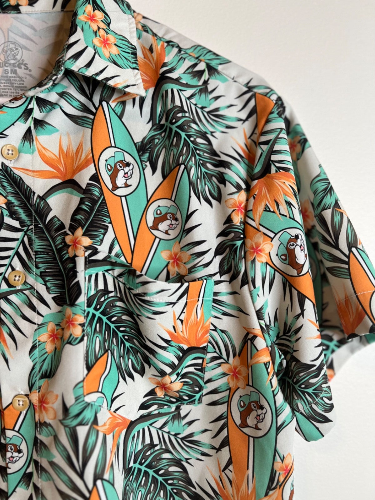 Buc-ees Floral Hawaiian Button Shirt Men’s S/M Beaver Palm Trees Surfboards